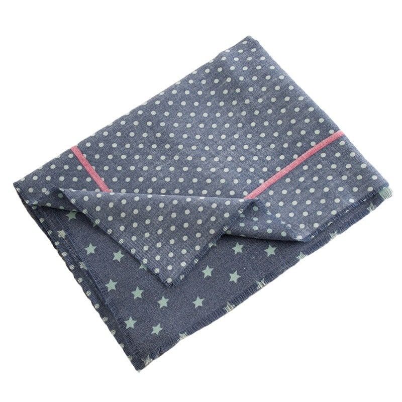 Scialle di cashmere alla moda con un senso di lusso, eleganza e versatilità. Stampa a pois rotondi, spesso, a freddo_voghion.com