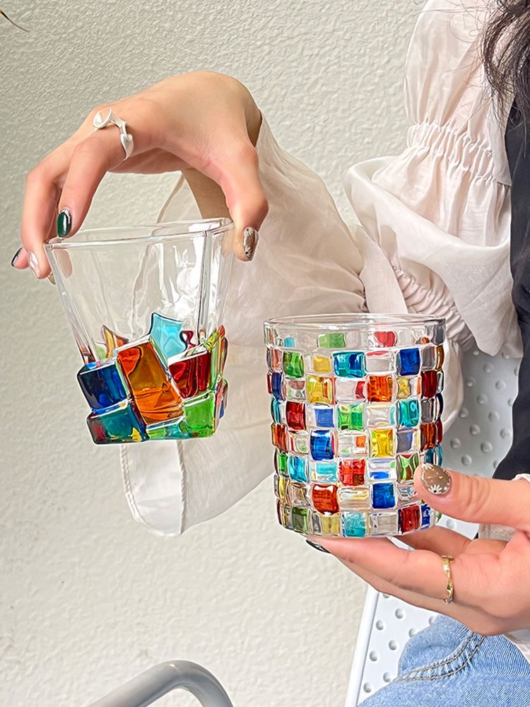 Tazza da whisky in vetro con design a nicchia, dipinta a mano con vernice lucida arcobaleno iridescente_voghion.com