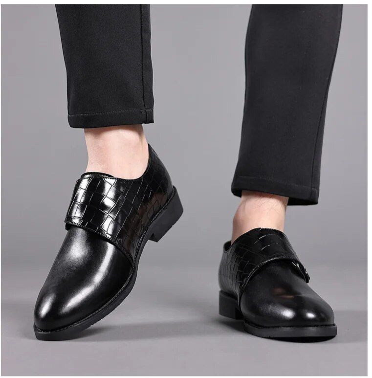 In der Frühlings- und Herbstsaison sind modische, verschleißfeste Freizeitschuhe aus Leder beliebt._voghion.com