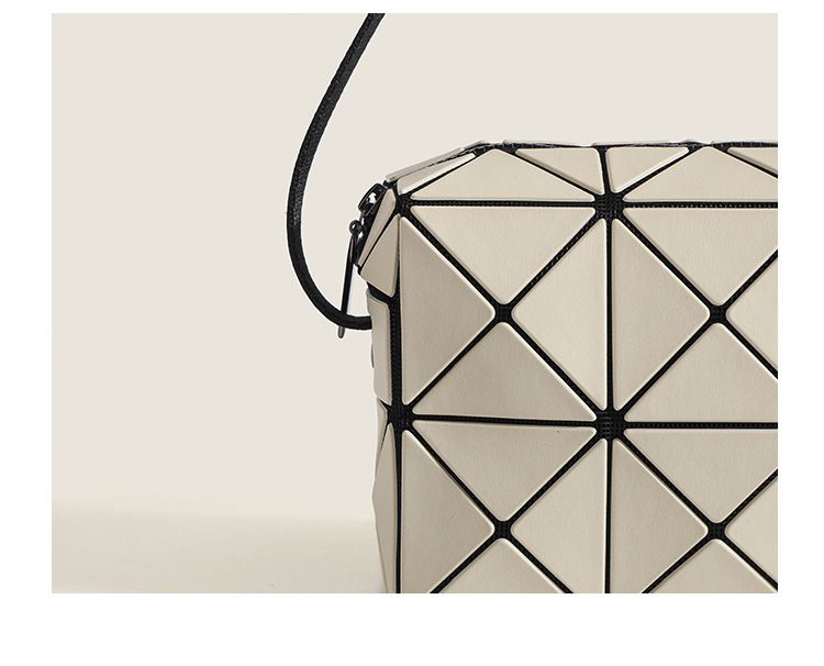 2024 Lingge Cupid Mini Geometry Square Box Pillow Small and Versatile One Shoulder Crossbody Women's Bag_voghion.com