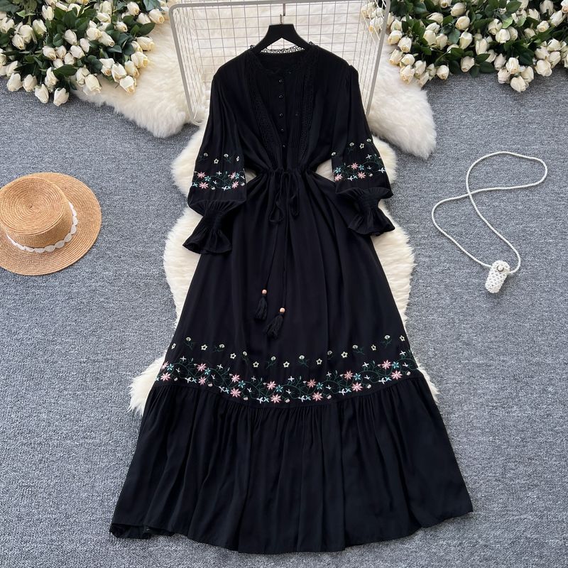 Vintage-Kleid mit bestickter Spitze und Glockenärmeln – Korsettschnürung und Schößchensaum für eine romantische Silhouette_voghion.com