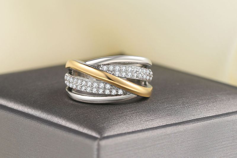 Anel feminino elegante e exclusivo com zircônias galvanizadas e separadas por cores incrustadas_voghion.com