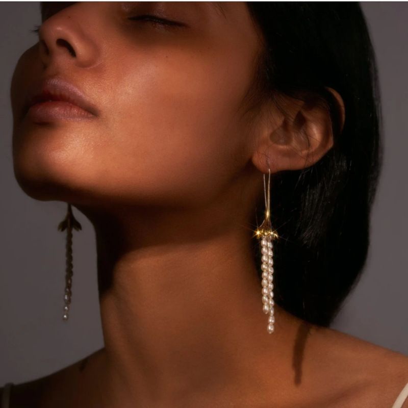 Elegante Damenohrringe im Boho-Chic-Stil mit Lotusblüten-Anhänger, Naturperlenquasten und 18-karätig vergoldetem Messinghaken._voghion.com