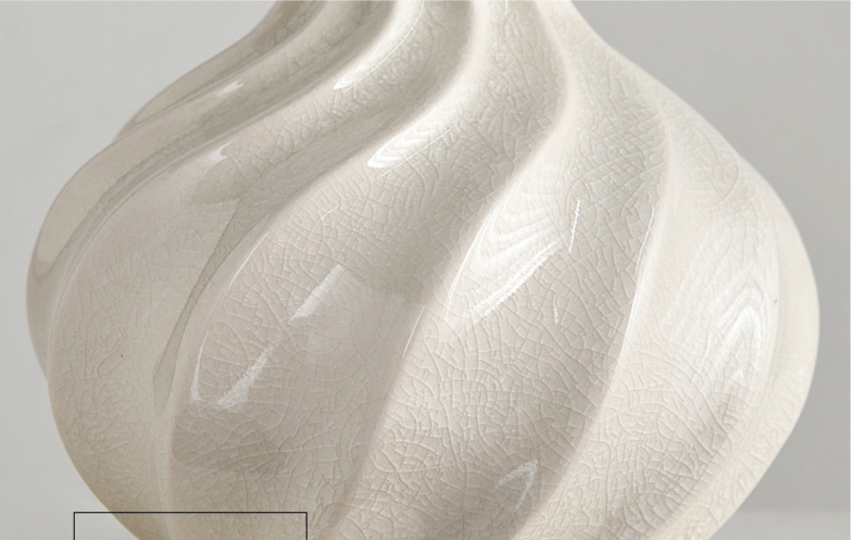 Vase artisanal en céramique craquelée en spirale - Composition florale séchée pour un ameublement haut de gamme_voghion.com