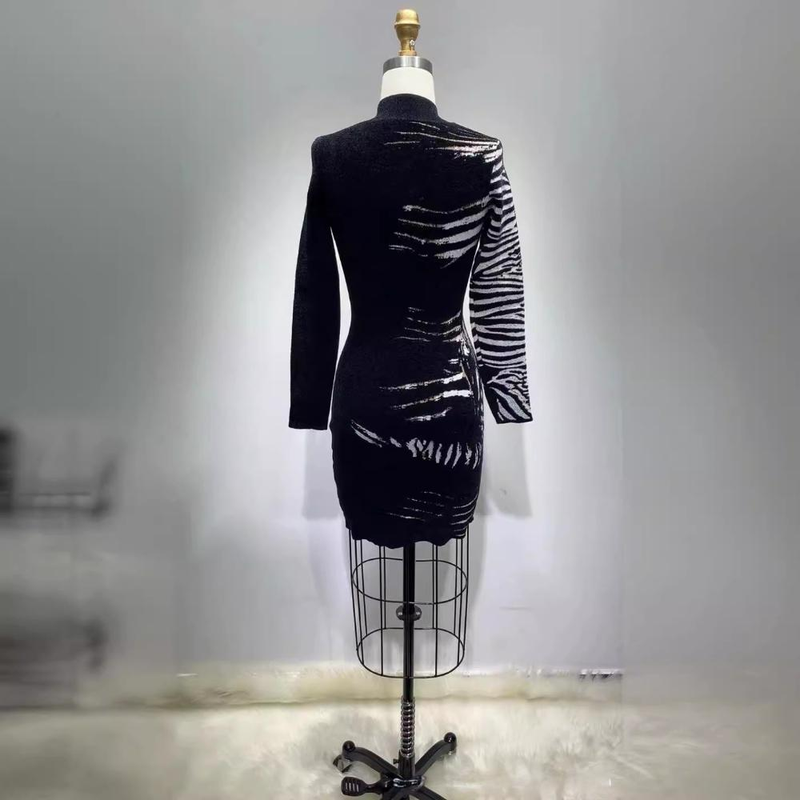 Stilvolles schwarzes, hochgeschlossenes, langärmliges, figurbetontes Strickpulloverkleid für Damen – schmale Passform, dehnbarer Stoff, fürs Büro und die Freizeit_voghion.com