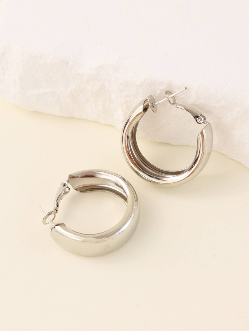 A pair of European and American cool exaggerated metal wide edge lap earrings_voghion.com