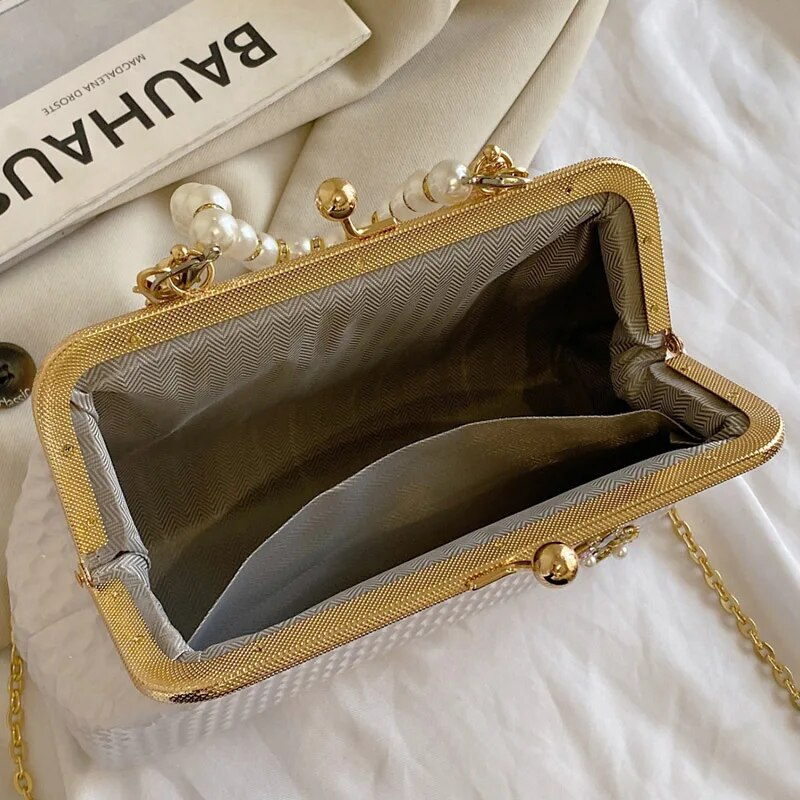2023 frauen Französisch Minderheit Schulter Gold Umhängetaschen Mode Perle Kette Shell Clip Kleine Handtasche Eveing Kupplung_voghion.com