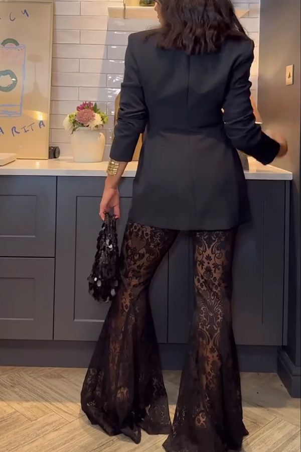 Completo da donna a maniche lunghe, nuovo e alla moda, in due pezzi, casual e ampio, in pizzo. Senza borse o altri accessori._voghion.com