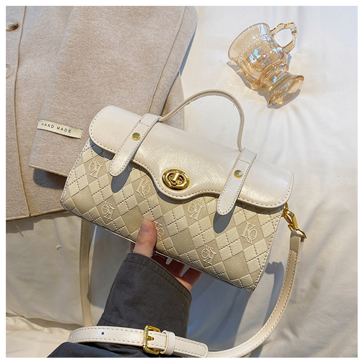 Niche Design Die in diesem Jahr beliebte Unterarmtasche Damen 2023 Sommer Neue tragbare karierte One-Shoulder Messenger kleine quadratische Tasche_voghion.com