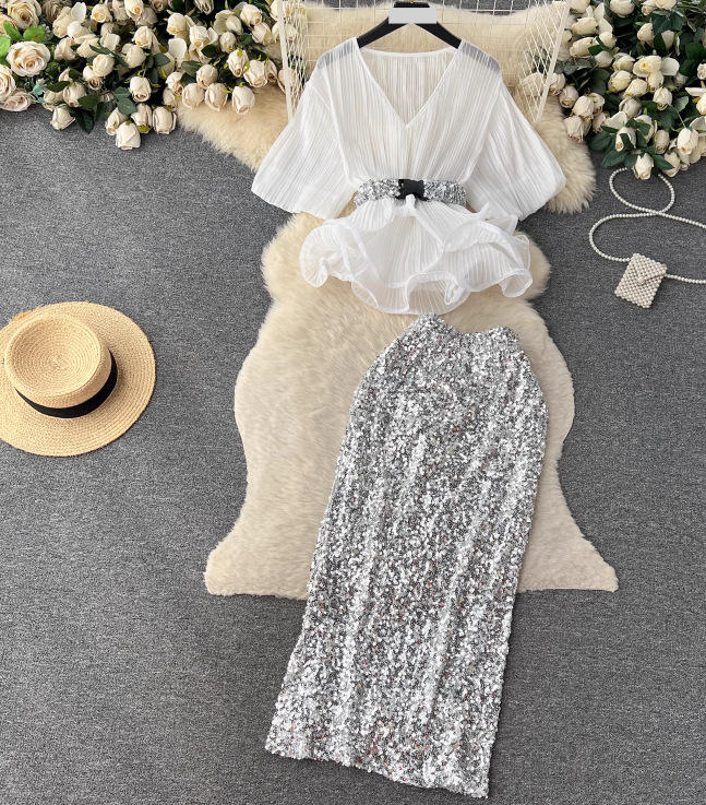 Abbigliamento da donna, abito da donna retrò leggero di lusso in stile femminile con camicia plissettata con volant in vita + gonna lunga con paillettes e fianchi avvolti_voghion.com