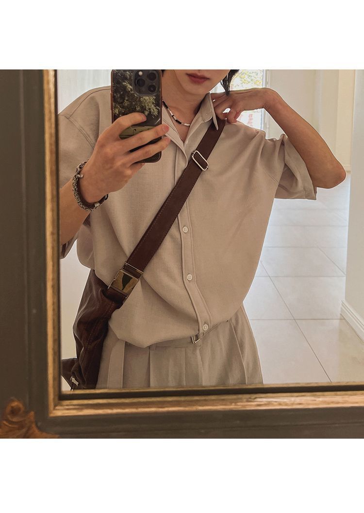 Completo casual da ufficio ispirato: camicia a maniche corte con spalle scese e pantaloni dritti e comodi, leggero misto poliestere-lino per l'estate_voghion.com