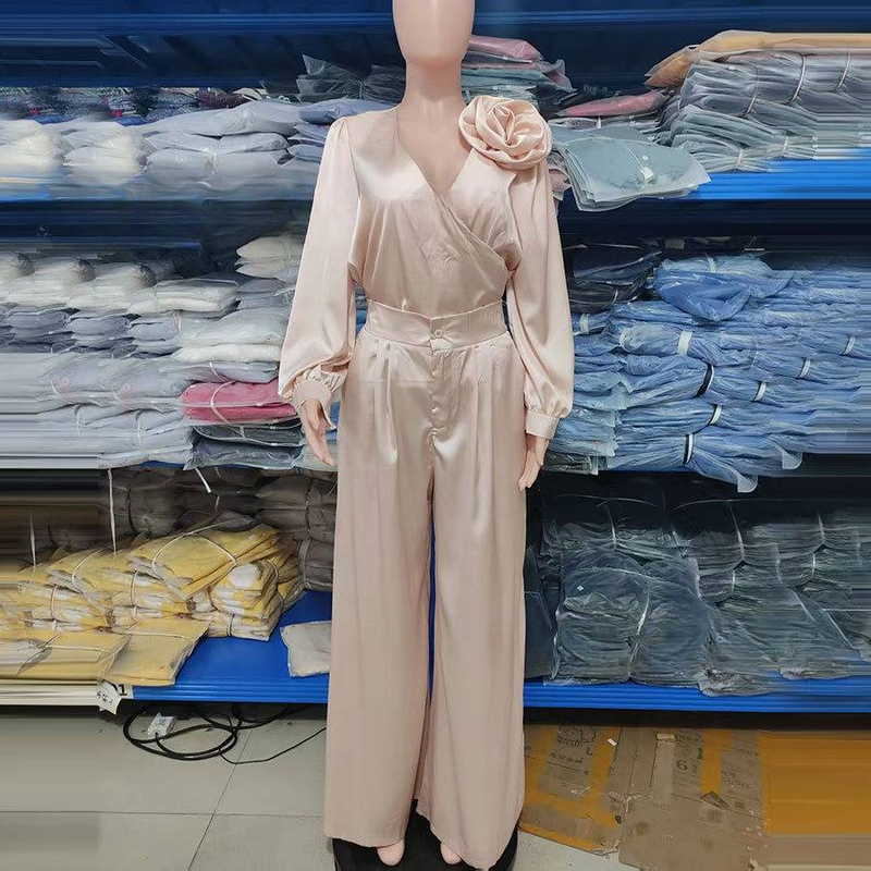 Damenbekleidung Luxuriöses, elegantes Set aus Satin mit V-Ausschnitt und langärmligem Oberteil und weiten Hosen_voghion.com