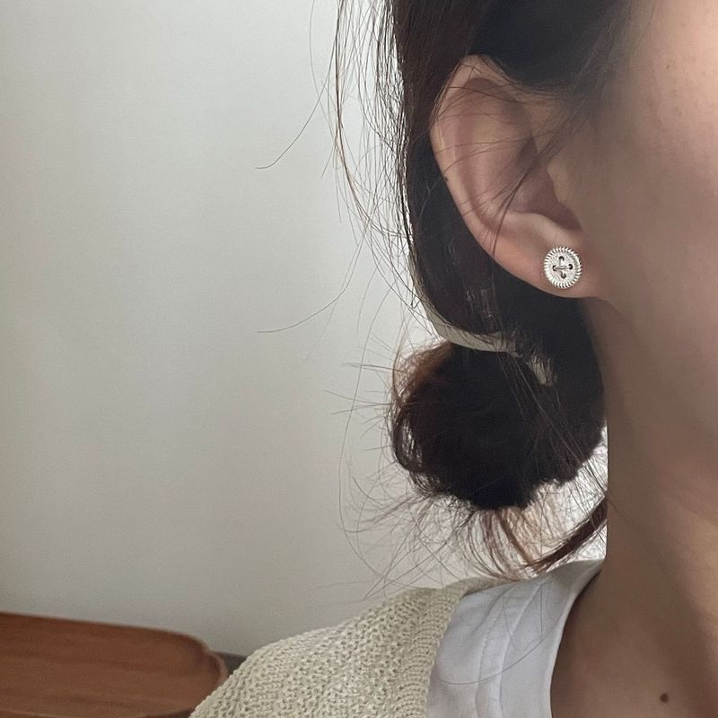 Minimalist INS-Style Pure Silver Button Stud Earrings - Korean-Inspired Niche Design For Fashionable Versatility_voghion.com