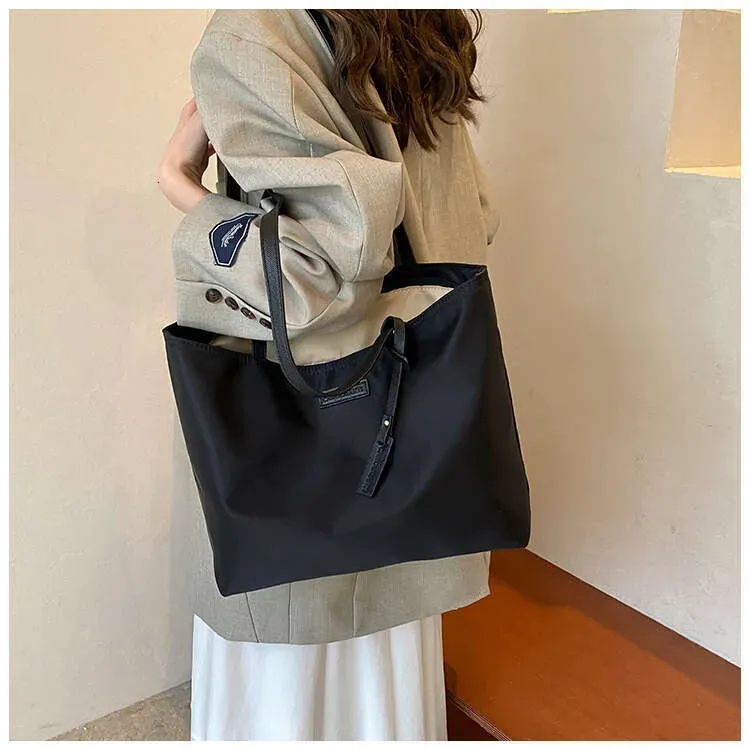 Korean Style Casual Large Capacity Nylon Commuter Versatile Shoulder Lightweight Handheld Tote Bag_voghion.com