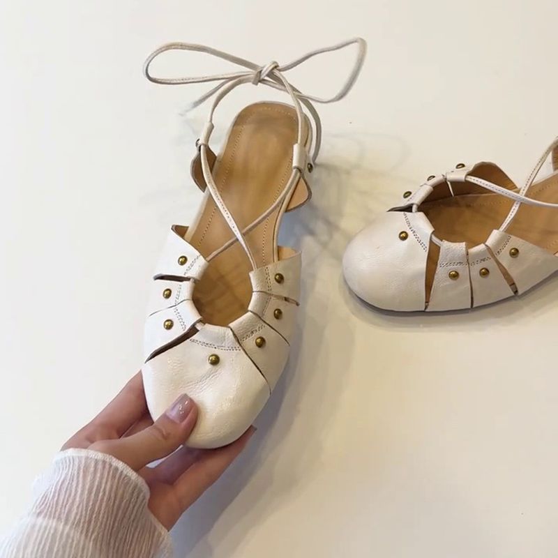 Sandali da donna con punta aperta, eleganti e alla moda, in pelle di pecora e cinturino con rivetti_voghion.com