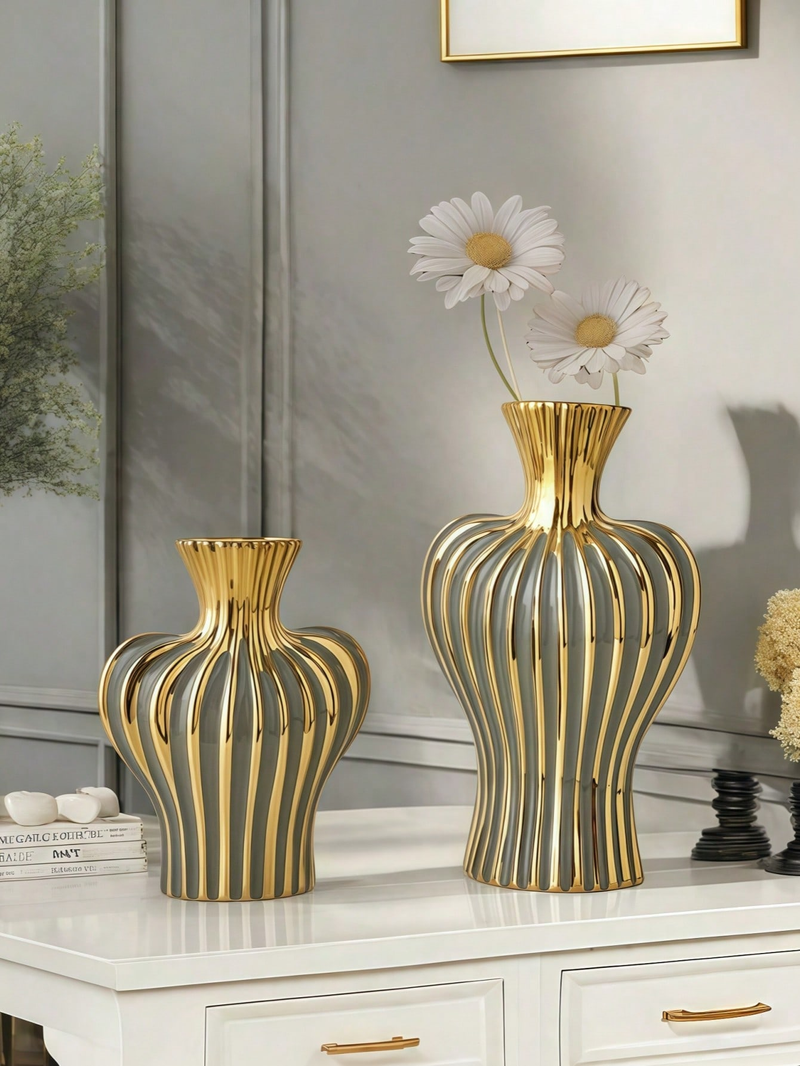 Gestreepte, kleurrijke keramische vaas voor elegante bloemstukken, ideaal voor entree, woonkamer en balkon, veelzijdig interieuraccent_voghion.com