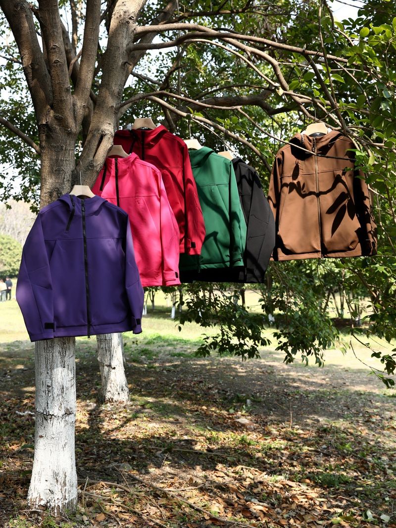 Giacca softshell unisex - Giacca da esterno con cappuccio antivento e impermeabile per escursioni e avventure urbane (S-XXL, 6 colori)_voghion.com