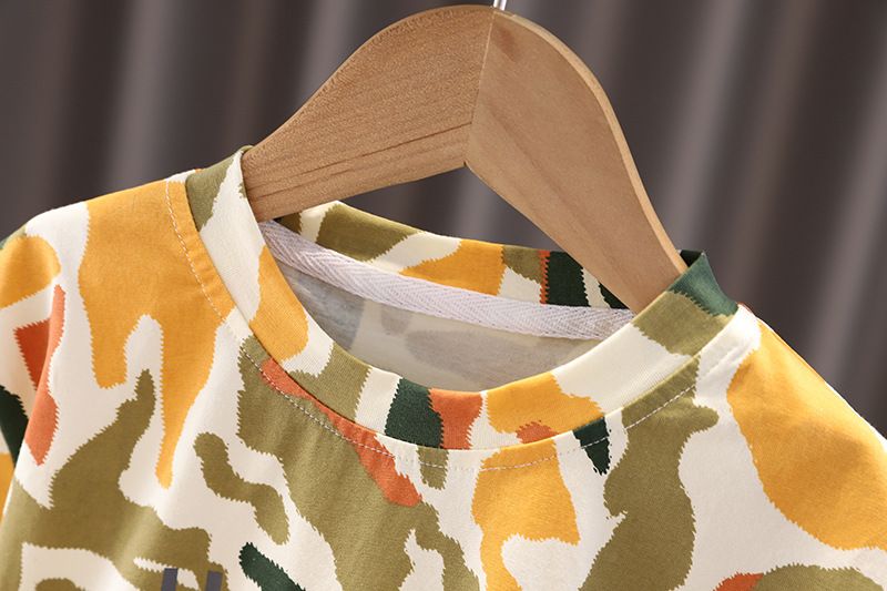 Fünf, Sieben, Kleidung 2024 Jungen Baby Koreanische Version T-Shirt Stilvolle Tarnung Kurzarm Cool Kinder Sommer_voghion.com