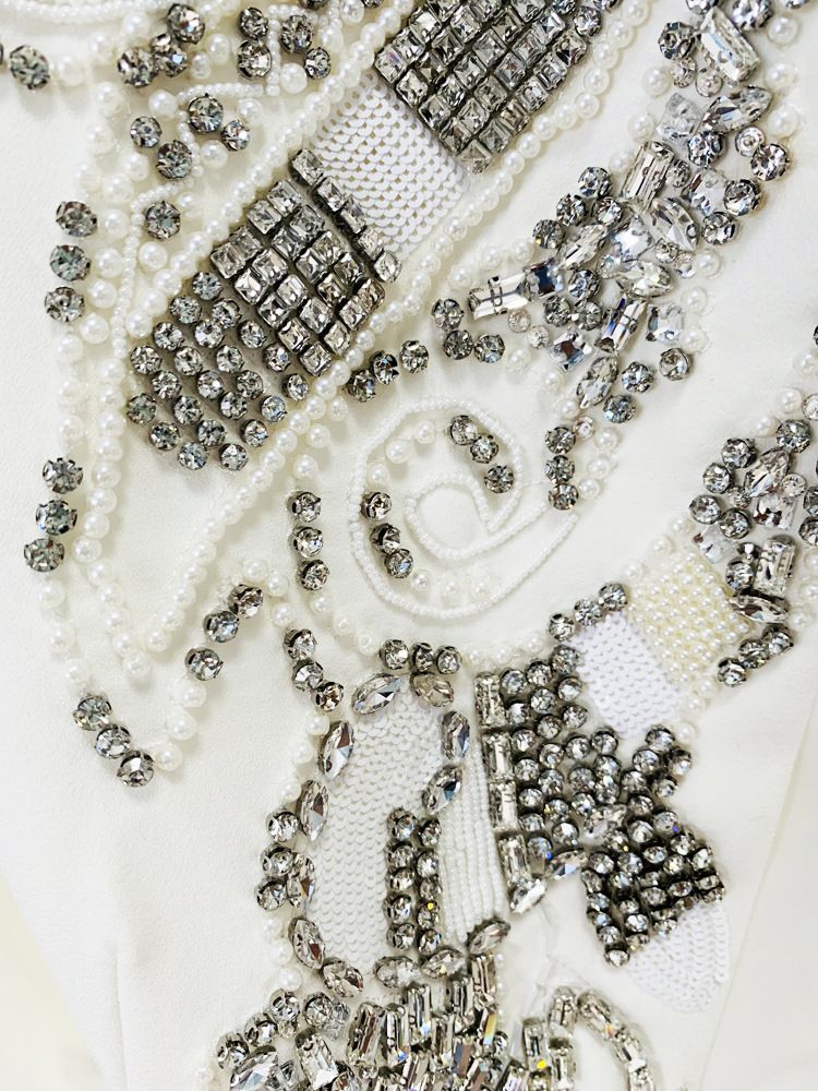 Completo alla moda composto da giacca corta decorata e pantaloni a gamba larga con dettagli in strass - Completo trendy in due pezzi per donna_voghion.com