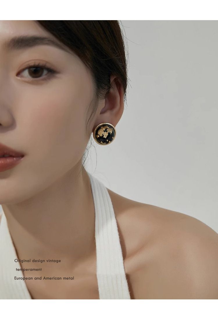 Leichte Luxus-Design Goldfolie Fragment Ohrringe High-End-Hepburn Stil Ohrringe Temperament kleine und vielseitige modische Ohrringe_voghion.com