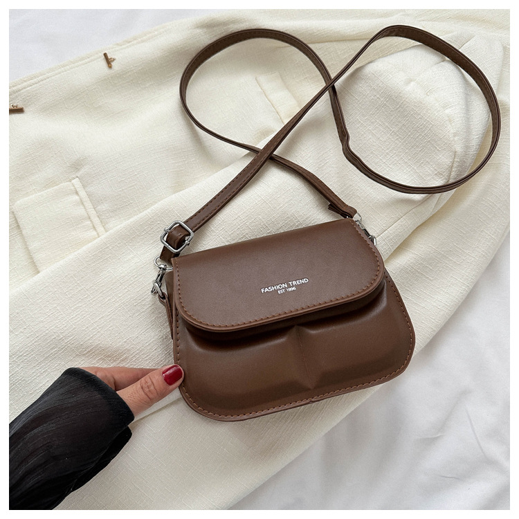 2023 sommer Neue Sattel Tasche Umhängetasche Weibliche Einfache Mode Schulter Tasche Casual Pendeln Nische Design Tasche_voghion.com
