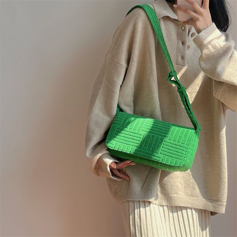 Borsa singola diagonale incrociata in velluto a coste versione coreana Instagram tracolla larga da donna 2024 nuova versatile piccola piazza_voghion.com