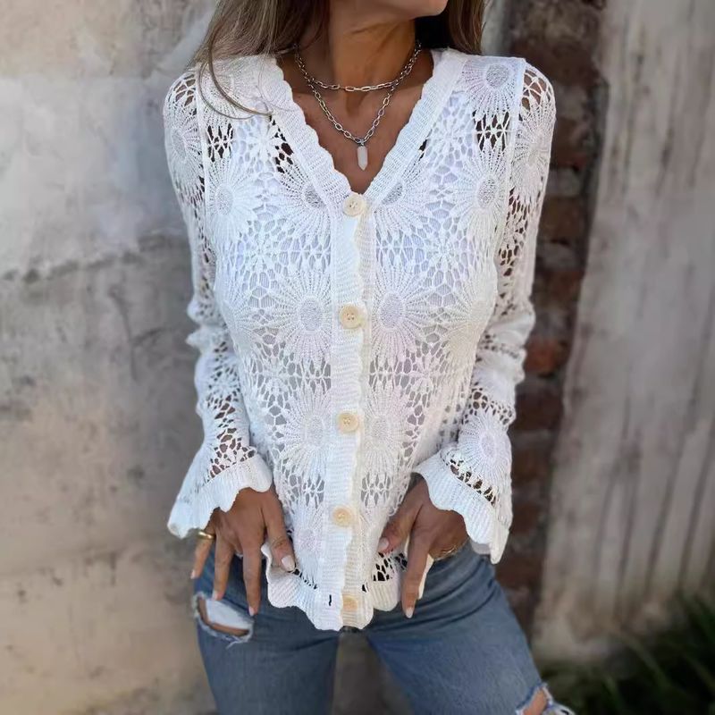 Elegante Spitzenbluse mit V-Ausschnitt – Fließendes Langarm-Top mit Flatterärmeln und Knopfdetail (Weiß/Schwarz/Haut, S-XXL)_voghion.com