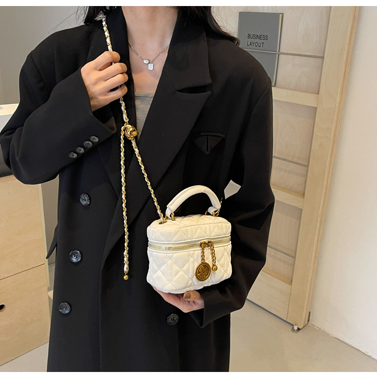 2024 New Retro Lingge Chain Bag Unique Design Crossbody Bag Women's High Quality Texture Handheld Bucket Bag Shoulder Bag_voghion.com