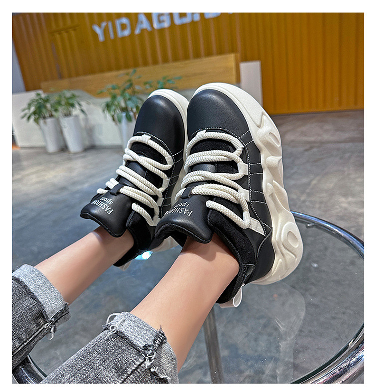 Stilfulde sorte sneakers til kvinder - sommer 2025 design_voghion.com