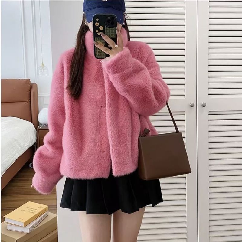 Cappotto in visone sintetico effetto velluto: la seduzione invernale corta e comoda (colletto alto, glamour cruelty-free per piccole e potenti)_voghion.com