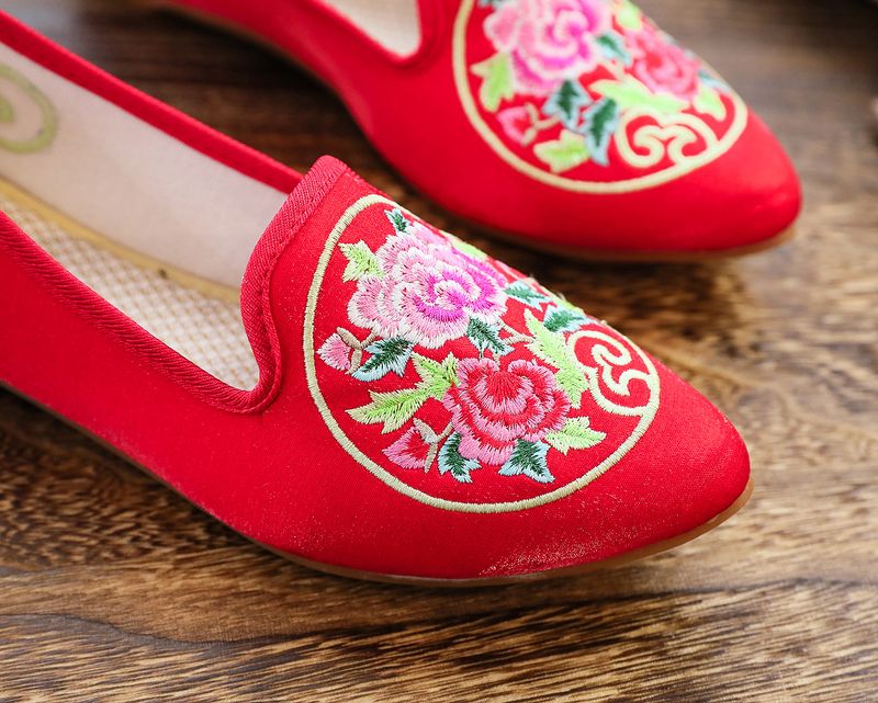 Chaussures de danse en soie brillante à bout pointu, style ancien, brodées, pour femmes_voghion.com