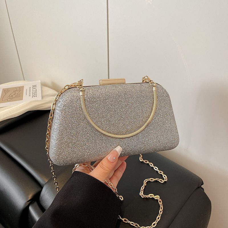 Borsa piccola con tracolla singola, quadrata, lucida e glitterata, da sera, stile 2025_voghion.com