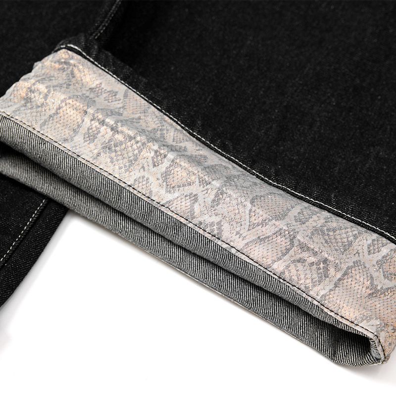 Pantaloni cargo da uomo alla moda con risvolto e motivo a serpente, modello Sense Niche, modello dritto, in denim con blocchi di colore e motivo a serpente_voghion.com