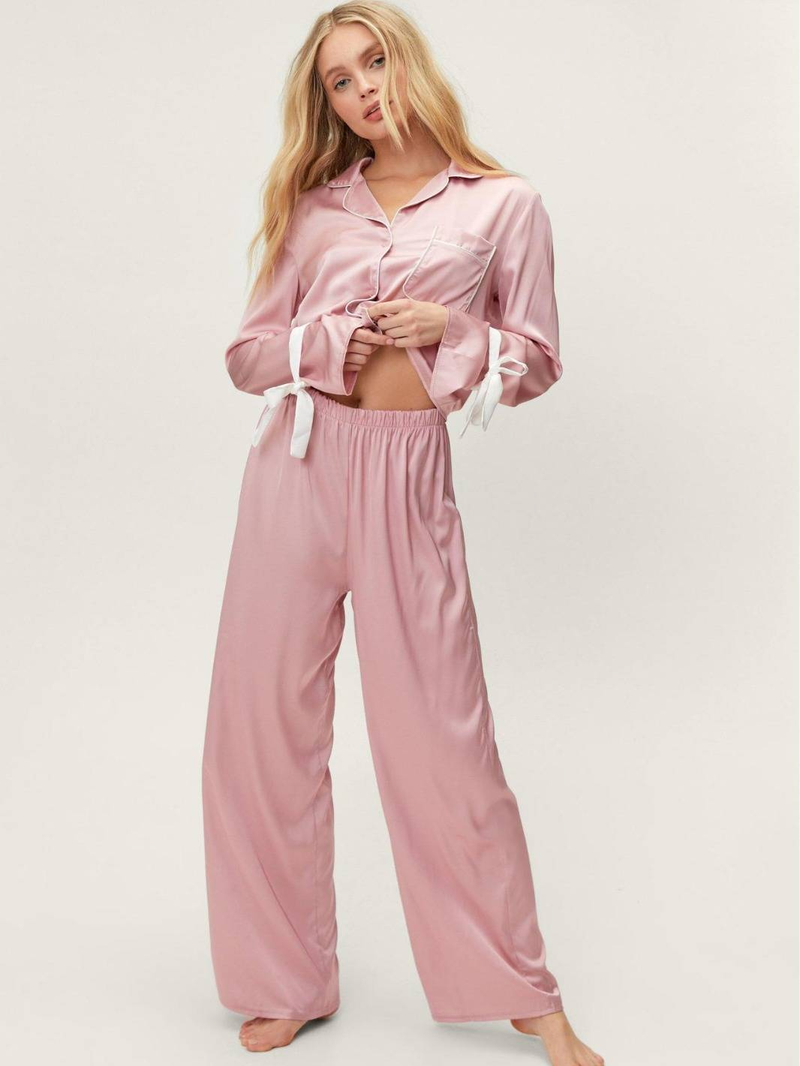 Damenbekleidung – Pyjama-Set aus Satin mit Reverskragen, langen Ärmeln und weitem Bein – Loungewear und Nachtwäsche für Zuhause und unterwegs_voghion.com