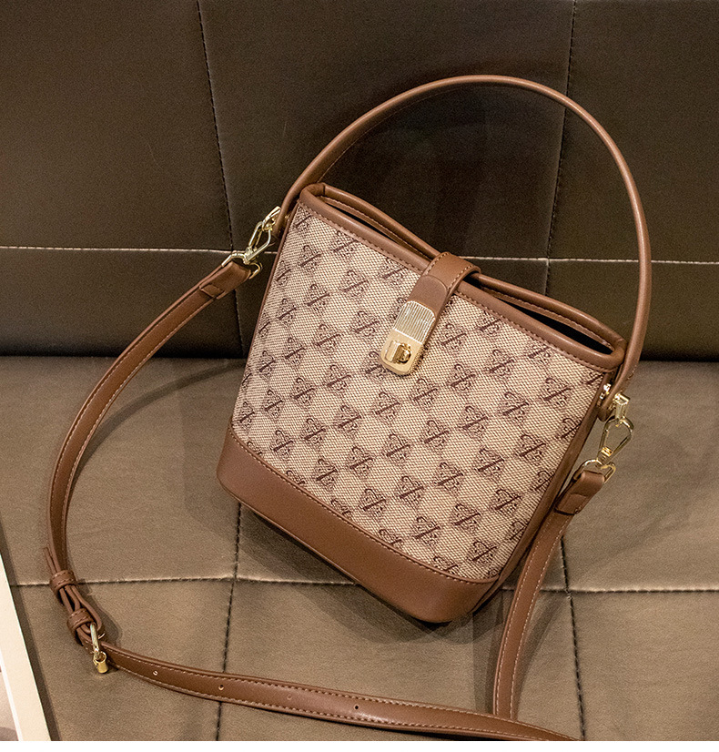 Nuovo Buono 2023 Borsa a secchiello semplice da donna Borsa quadrata piccola portatile di alta qualità leggera di lusso Borsa a tracolla monospalla retrò_voghion.com
