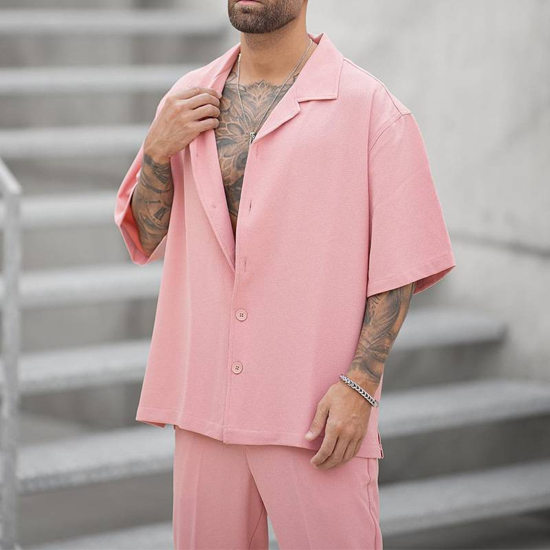 2025 Summer Moud Zwee-Stéck Kostümer Härenkleeder Casual Kuerzärm Revers Knäppercher Hemd An Hosen Set Fir Männer Fräizäit Outfits_voghion.com
