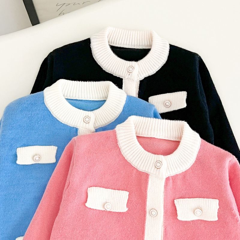 2025 Herbst und Winter Neue Mädchen Strickpullover Dreiteiliges Set Gestrickte Rundhals-Strickjacke + Weste + Wickelrock_voghion.com