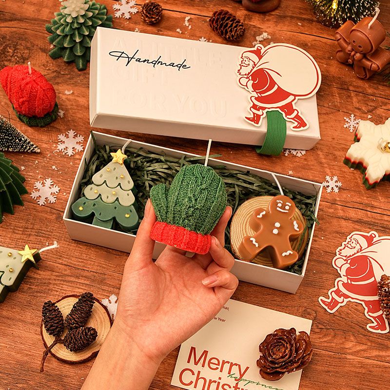 Vela aromática navideña artesanal con forma de árbol de Navidad y ciervo, en caja de regalo._voghion.com