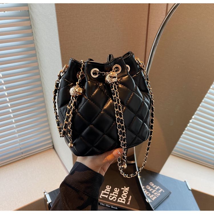 Damen Bucket Bag Diamond Chain Crossbody Bag Kleine Bucket Bag mit Kordelzug Leichte, luxuriöse, runde Bucket Bag Umhängetasche Crossbody Bag Frau_voghion.com
