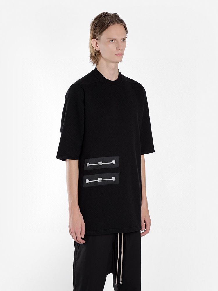 Męska koszulka z naszywką, luźna, z pięciopunktowym rękawem_voghion.com