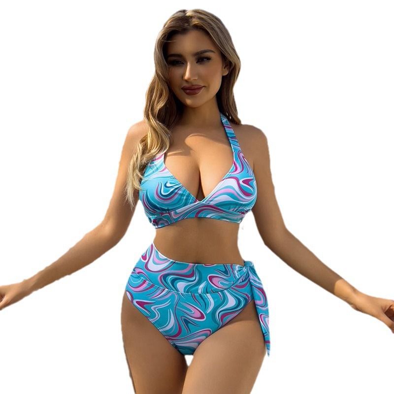 Nuovo costume da bagno da donna con bikini sexy, separato da un triangolo con lacci e stampa digitale multicolore_voghion.com