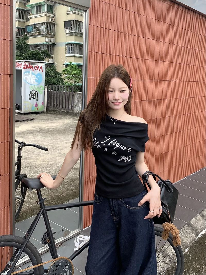 T-Shirt mit einem Kragen und Ärmeln für Damen im Sommer 2025, mit Buchstabendruck, der sie schlank und schick aussehen lässt._voghion.com