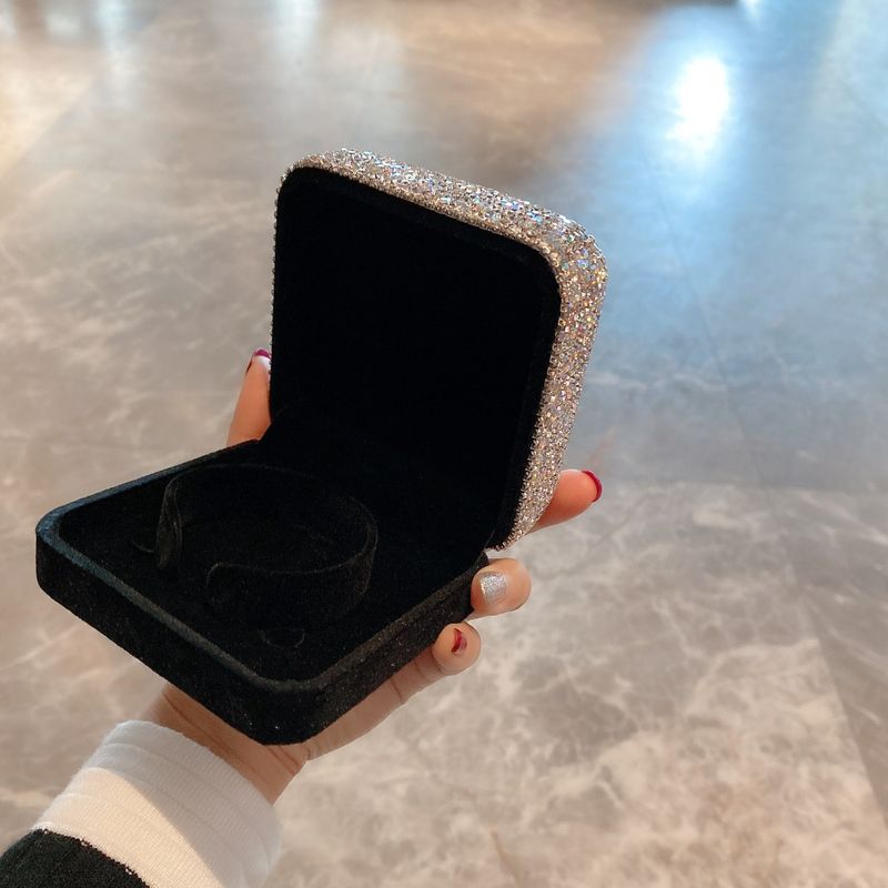 Schlanke, mit Samt ausgekleidete Halsketten- und Anhängerbox – Staubdichter Schmuck-Organizer für empfindliche Ketten (elegantes minimalistisches Design, reisefreundliche Aufbewahrung)_voghion.com