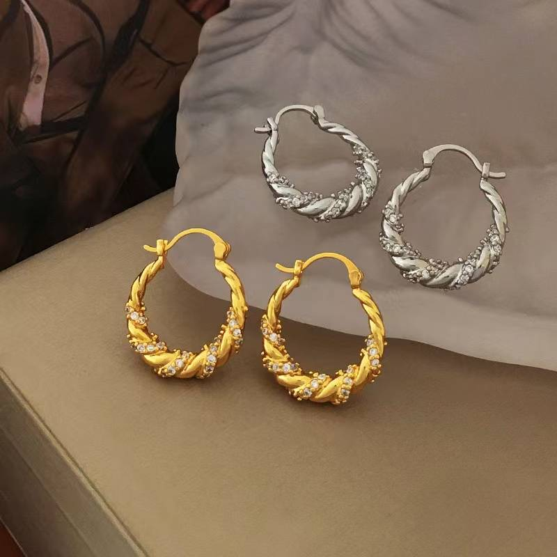 A pair of copper plated real gold European and American new wave twist winding ear ring light luxury small inlaid zircon ear buckle_voghion.com