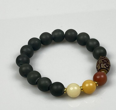 Handgefertigte Keramikarmbänder aus Jingdezhen: Von Kunsthandwerkern mit glasierten Perlen und Miniaturschnitzereien für den täglichen Gebrauch und zum Verschenken gefertigt, strahlen sie Raffinesse aus._voghion.com