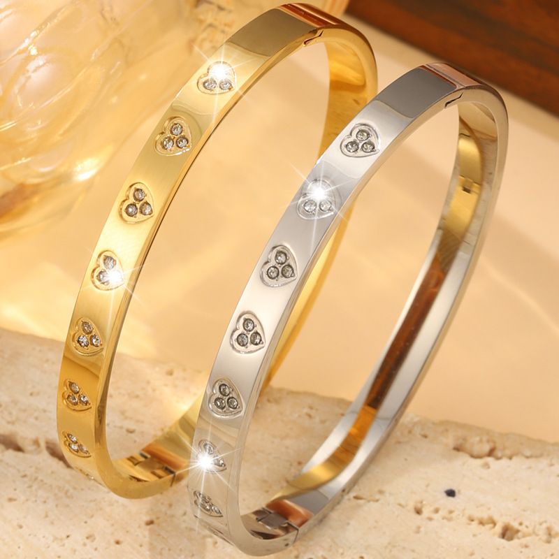 Bracciale alla moda in acciaio al titanio con diamanti a forma di cuore di pesca, modello per coppie, versione alta, leggero, lussuoso, in acciaio al titanio, resistente allo sbiadimento._voghion.com