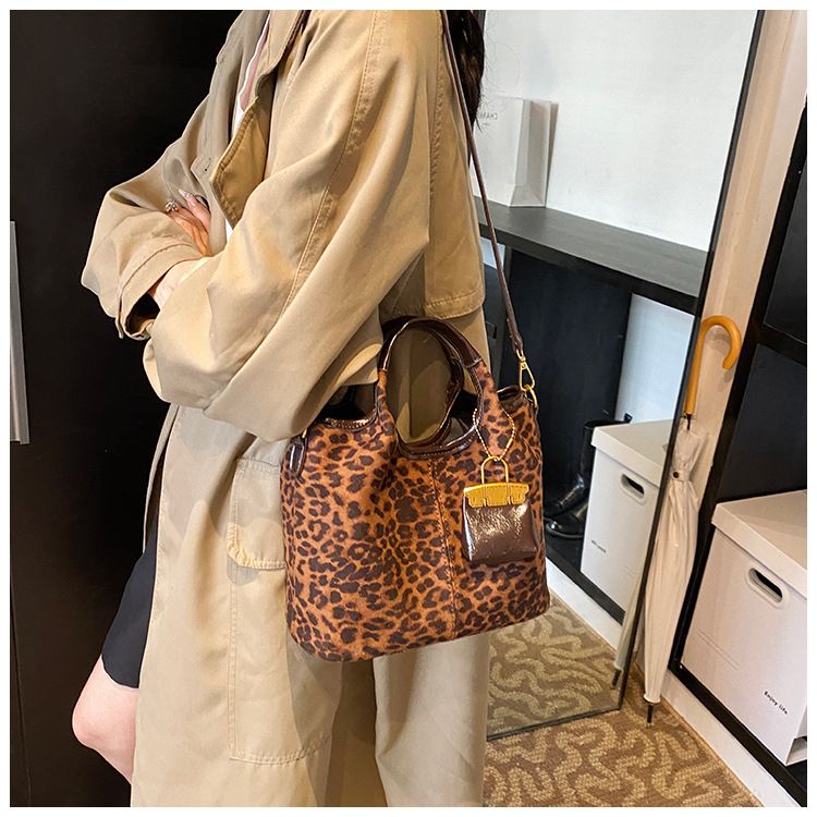 Leopardenmuster für Damen 2024 Herbst neue trendige Mode Schulter koreanische Version Nischendesign Achseltasche_voghion.com