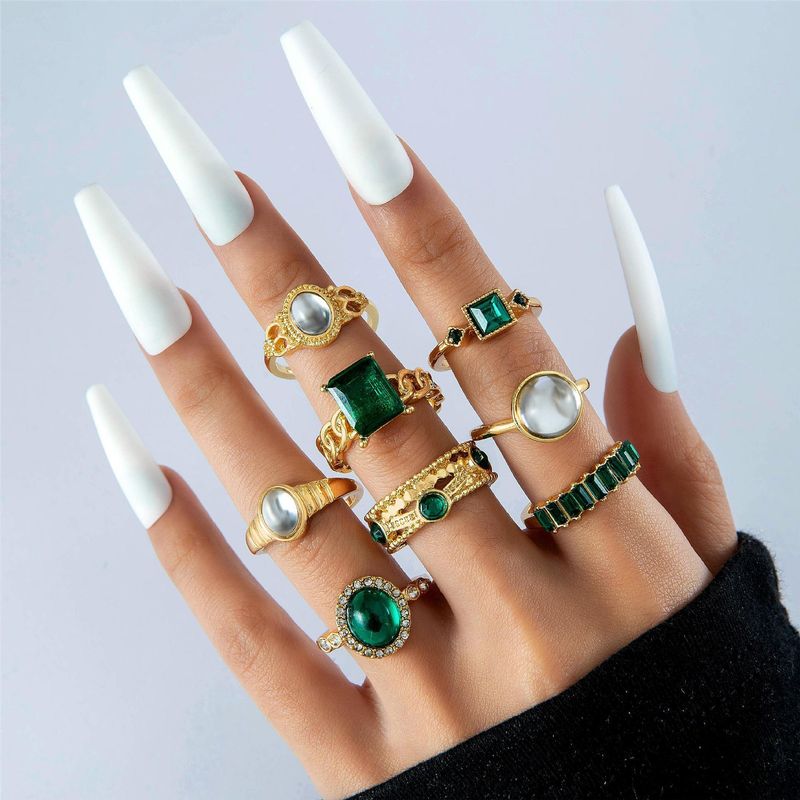 Set di sei anelli unici con diamanti intarsiati verdi, nuovi e leggeri_voghion.com