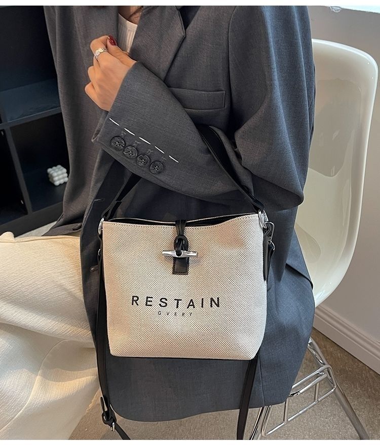 Design de nicho da moda deste ano 2025 Novas bolsas femininas casuais versáteis de lona crossbody de mão_voghion.com