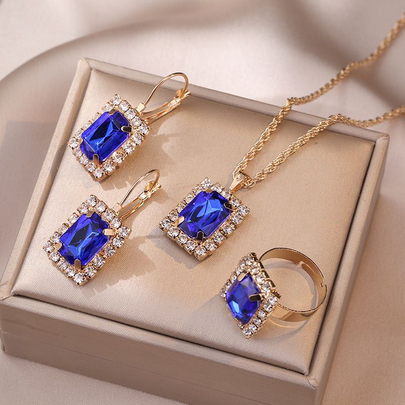 Produttori all'ingrosso di collane europee e americane transfrontaliere con zirconi rossi in rete femminile e orecchini pendenti Joker con catena in metallo per clavicola_voghion.com